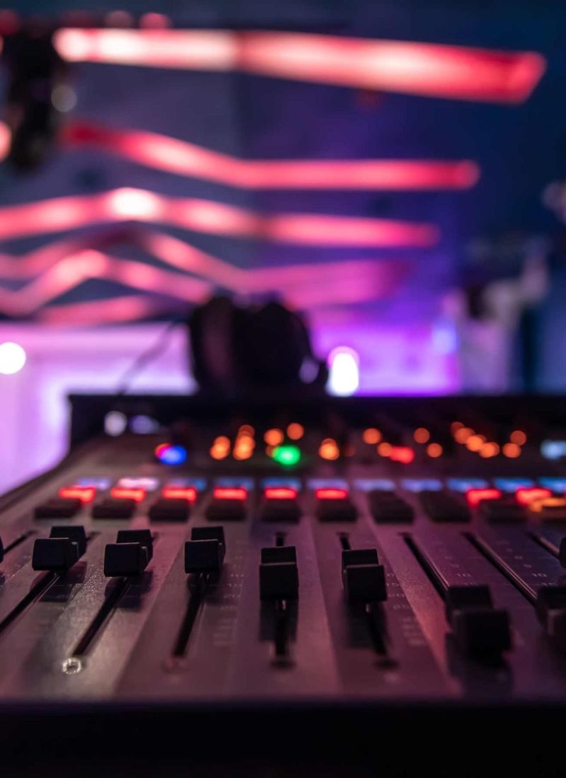 Técnico instalando sistema audiovisual profesional para evento corporativo en Sevilla con sonido, pantallas e iluminación LED.