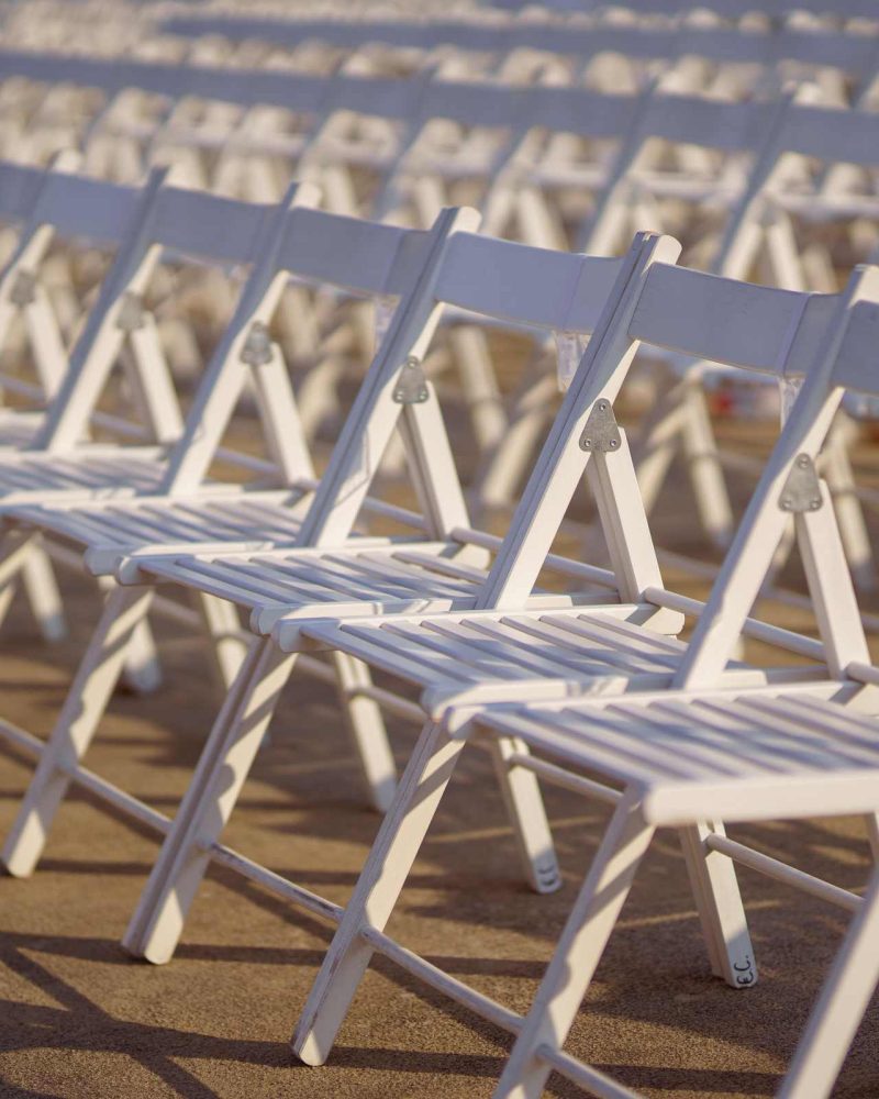 Imagen de un montaje profesional para evento empresarial en Sevilla con iluminación, sonido y mobiliario preparado por Eventiu.